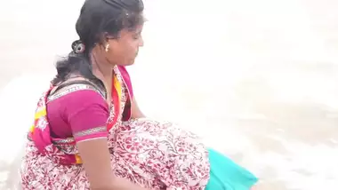 380px x 214px - Wet Aunty At Juhu Beach indian xxx video