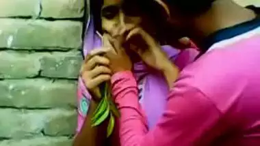 380px x 214px - Young Couple Enjoy Outdoor Kiss And Foreplay Infront Of Friend indian xxx  video