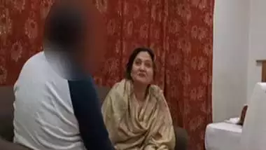 Pakistani Aunty Xxx - Desi Pakistani Aunty Sex Scandal Mms Part 1 indian xxx video